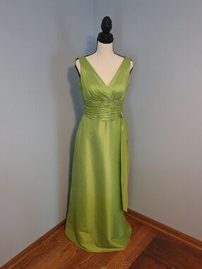 Elegant Peridot Green V-Neck Maxi Dress with Ruched Waist. Only Worn Once!